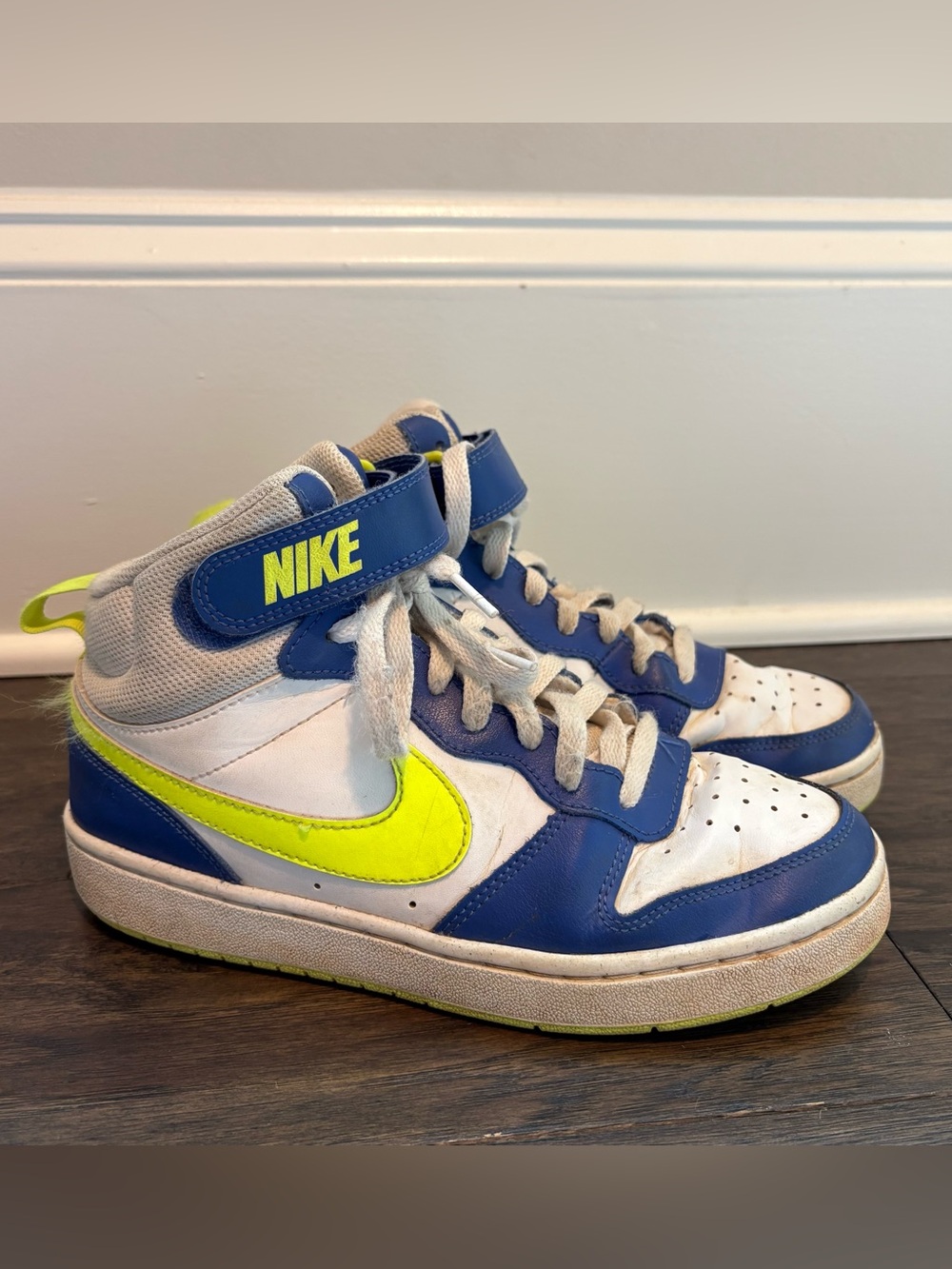 Big Boys Nike Court Borough Mid 2 Sneaker sz 6